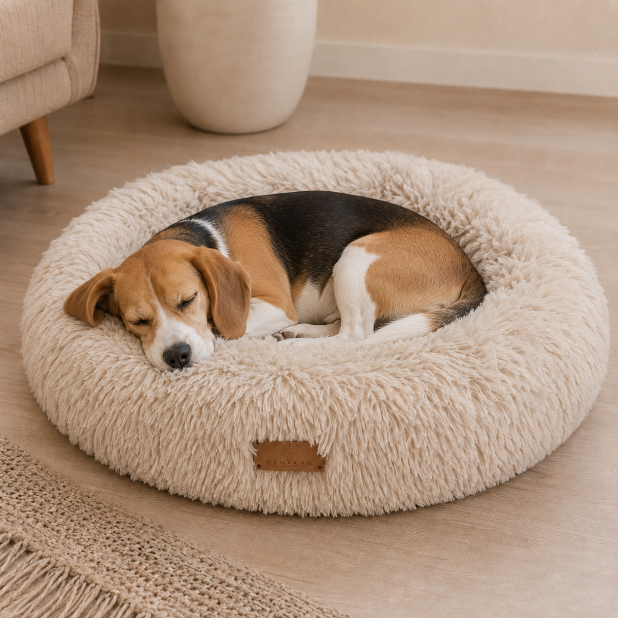 Perro descansando en la cama puff nórdica
